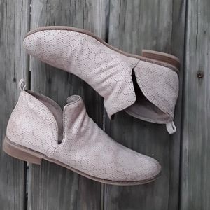 Womans tan suede like botties